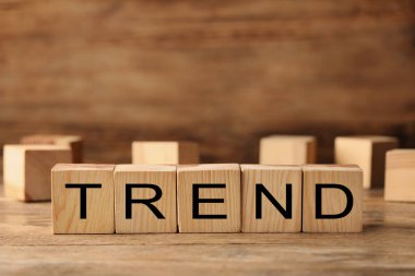 Masada harfler olan tahta küplerden oluşan kelime trendi