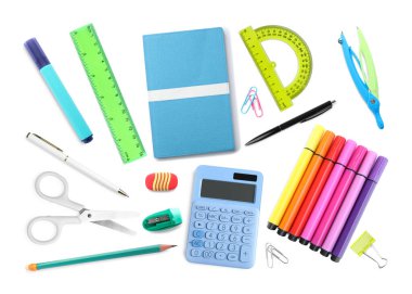 Kalemler ve diğer farklı kırtasiyeler beyaz sette izole edilmiş. Üst görünüm