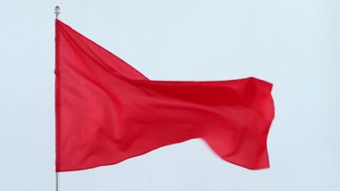 Beyaz arka planda dalgalanan bir kırmızı bayrak. Tasarım için model