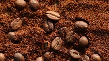 Barutun üstüne aromatik kahve çekirdekleri dökülüyor.