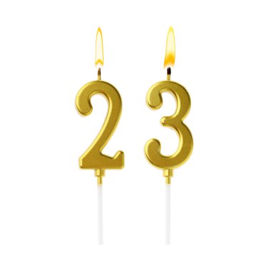 Beyaz arka planda 23 numarayı besteleyen altın pasta mumları yakıyor. Doğum günü veya diğer özel tarihler için şenlik dekorasyonu