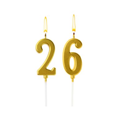 Beyaz arka planda 26 numarayı besteleyen altın renkli mumlar yakıyor. Doğum günü veya diğer özel tarihler için şenlik dekorasyonu