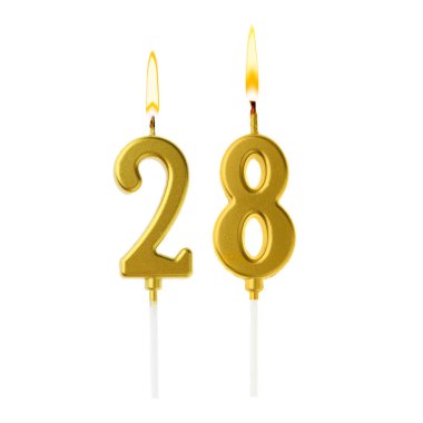 Beyaz arka planda 28 numarayı besteleyen altın renkli mumlar yakıyor. Doğum günü veya diğer özel tarihler için şenlik dekorasyonu