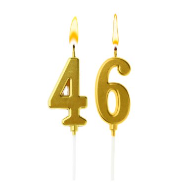 Beyaz arka planda 46 numarayı besteleyen altın renkli mumlar yakıyor. Doğum günü veya diğer özel tarihler için şenlik dekorasyonu