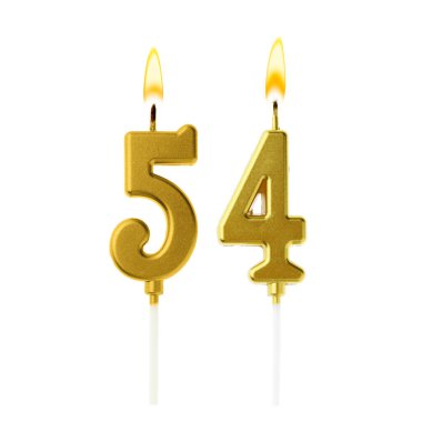 Beyaz arka planda 54 numarayı besteleyen yanan altın pasta mumları. Doğum günü veya diğer özel tarihler için şenlik dekorasyonu