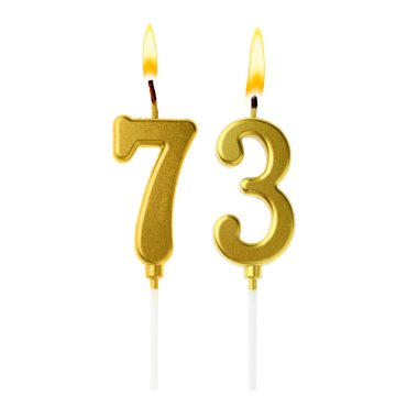 Beyaz arka planda 73 numarayı besteleyen altın renkli mumlar yakıyor. Doğum günü veya diğer özel tarihler için şenlik dekorasyonu