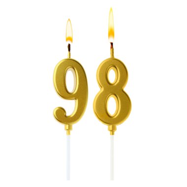 Beyaz arka planda 98 numarayı besteleyen altın renkli mumlar yakıyor. Doğum günü veya diğer özel tarihler için şenlik dekorasyonu