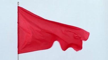 Beyaz arka planda dalgalanan bir kırmızı bayrak. Tasarım için model