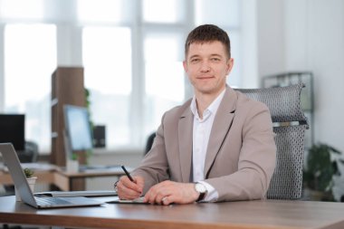 Ofiste masa başında çalışan yakışıklı bir adam. Metin için boşluk