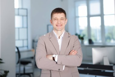 Yakışıklı orta yaşlı bir adamın portresi.