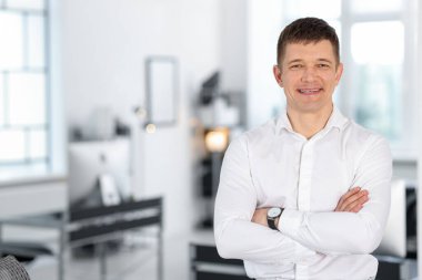 Yakışıklı, orta yaşlı bir adamın portresi. Metin için boşluk