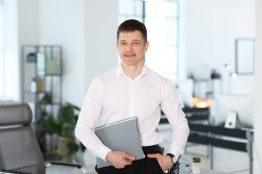 Ofisinde dosyası olan yakışıklı bir adamın portresi.