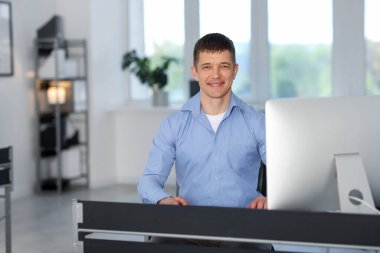 Ofisteki yakışıklı adamın portresi.