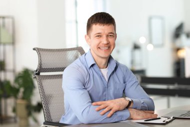 Ofisteki yakışıklı adamın portresi.