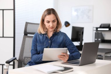 Ofiste tabletle çalışan mühendis.