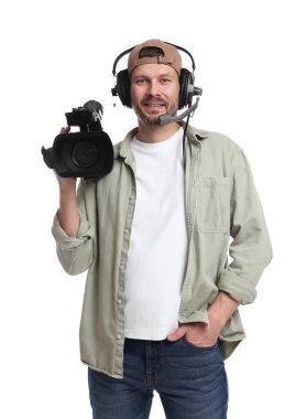 Profesyonel kameralı ve kulaklıklı bir adam beyaz arka planda.
