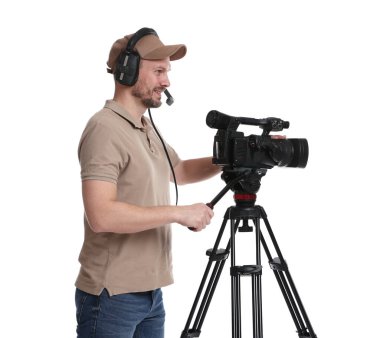 Profesyonel kameralı ve kulaklıklı bir adam beyaz arka planda.