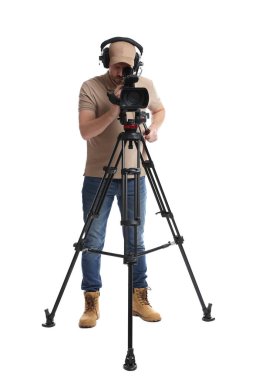 Profesyonel kameralı ve kulaklıklı bir adam beyaz arka planda.