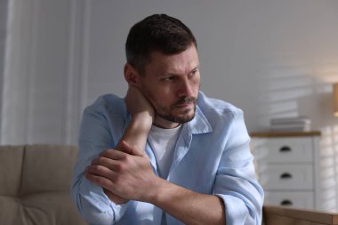 Evdeki kanepede depresif bir adam. Zihinsel sağlık sorunu