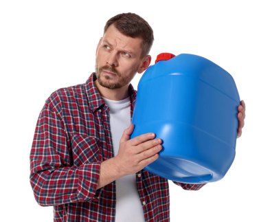 Beyaz arka planda plastik kutu tutan adam.