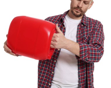 Beyaz arka planda plastik kutu tutan adam, yakın plan.