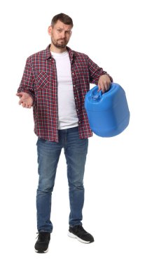 Beyaz arka planda plastik kutu tutan adam.