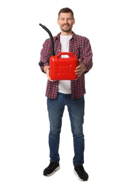 Beyaz arka planda plastik kutu tutan adam.