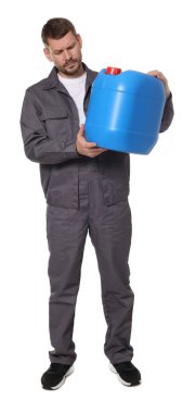 Beyaz arka planda plastik kutu tutan adam.