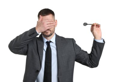 Hedef alınıyor. Beyaz arka planda dart gözü olan bir adam.