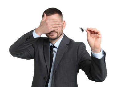 Hedef alınıyor. Beyaz arka planda dart gözü olan bir adam.