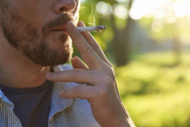 Dışarıda sigara içen adam, yakın plan. Metin için boşluk