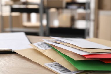 Postanedeki masada bir sürü farklı zarf var. Metin için boşluk