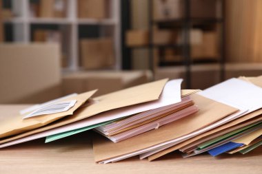 Postanedeki masada bir sürü farklı zarf var. Metin için boşluk