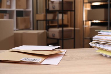 Postanedeki masada bir sürü farklı zarf var. Metin için boşluk