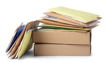 Beyaz üzerine izole edilmiş farklı kağıt zarflar ve paketler. Postane