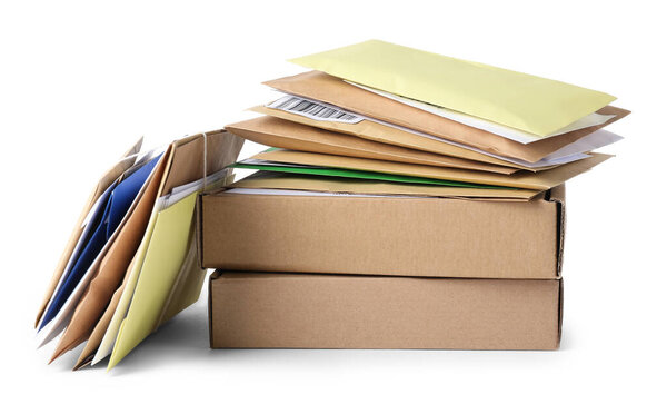 Различные бумажные конверты и посылки, изолированные на белом. Почта