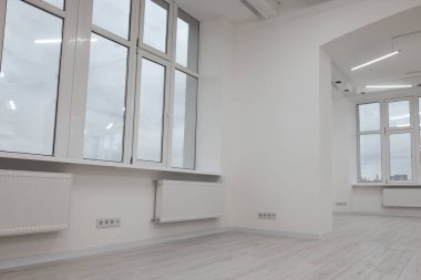 Temiz pencereli ve beyaz duvarlı yeni boş oda