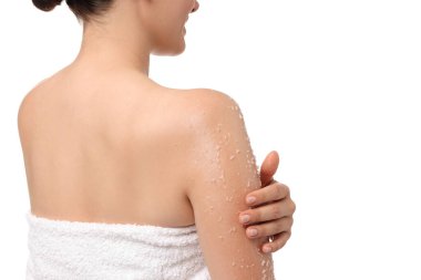 Bir kadın koluna beyaz arka plan ve arka görüş ile masaj yapıyor.