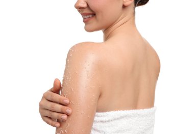 Gülümseyen kadın beyaz arka planda vücudunu koluna ovalıyor.