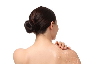 Omuzlarına beyaz arka plan ve arka plan üzerine vücut masajı yapan kadın.