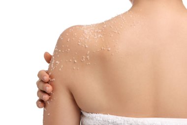 Bir kadın koluna beyaz arka plan ve arka görüş ile masaj yapıyor.