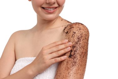 Gülümseyen kadın koluna beyaz arka plan ile masaj yapıyor.