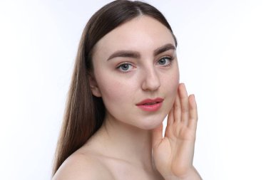 Beyaz arka planda sağlıklı ciltli kadın portresi