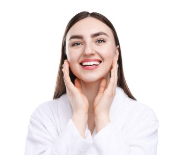 Beyaz arka planda sağlıklı tenli gülümseyen kadın portresi