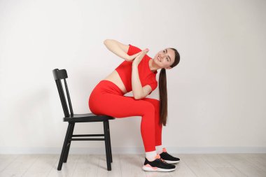 Evdeki sandalyeye uzanan güzel bir kadın.