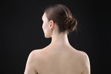 Siyah arka planda güzel bir kadın.