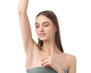 Beyaz arka plandaki epilasyondan sonra pürüzsüz bir ten gösteren genç kadın.