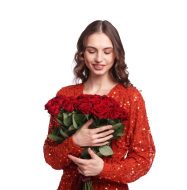 Gülen kadın beyaz arka planda bir buket gülle