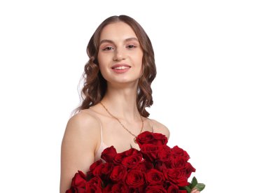 Gülen kadın beyaz arka planda bir buket gülle