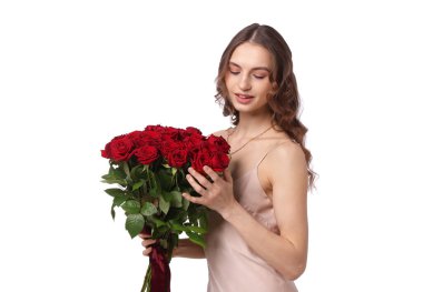 Gülen kadın beyaz arka planda bir buket gülle